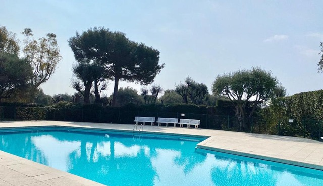 Elia-parking-jardin-piscine-climatisation