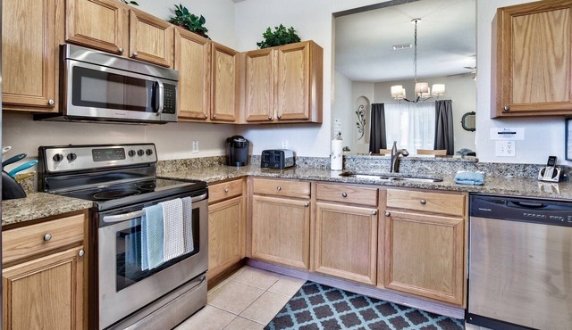Elite 3bd Villa, Waterslide/Lazy River, heated pools, tiki bar, gym, DISNEY