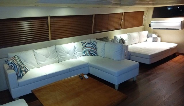 Enjoyable 4-bedroom boat with AC in vibrant Miami Beach