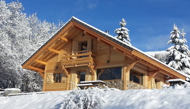 ETERLOU chalet in solid wood, on the ski slopes, facing south