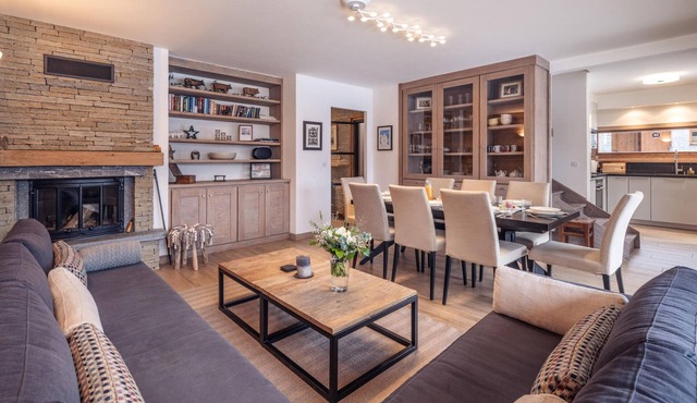 Family chalet near slopes and shops, 4 bedrooms, pets allowed