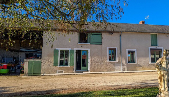 Family cottage with shared pool, terrace, and WiFi
