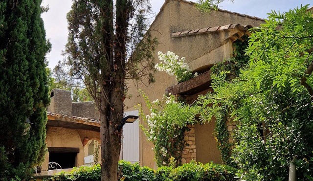 Family home with a pool on the outskirts of the Alpilles