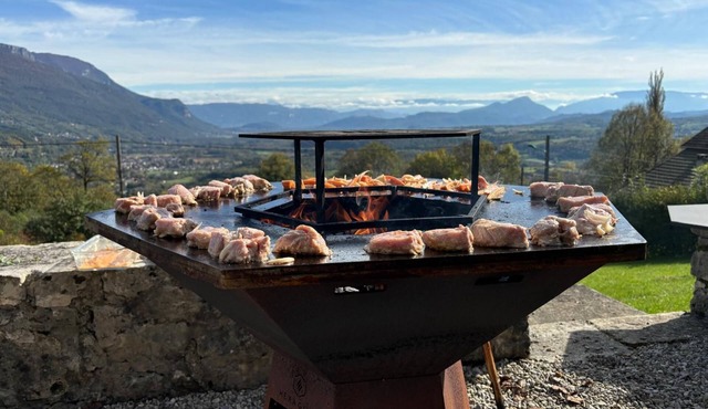 Family home in the heart of the Bugey region with splendid views!