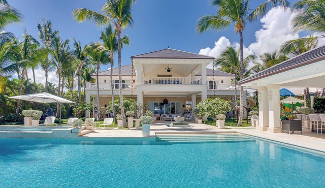 Fully Staffed Beachfront Gem for 20 guests