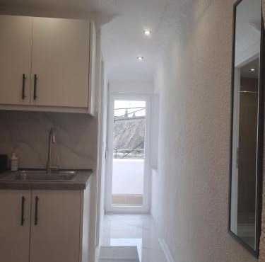 Funky, cute flat close t center