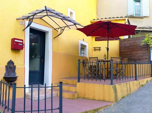 Gîte 9 personnes en Provence Verte ,Vallon des Carmes à pied, Terrasse, Clim, Linge inclus, Jeux et borne arcade au calme