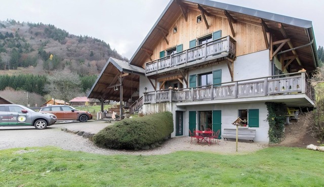 Gîte Chez Mayon: Vacation Home with Mountain View and Wi-Fi in Orcier