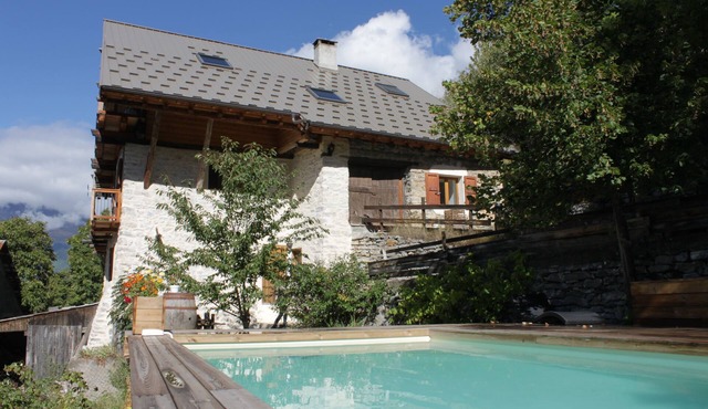 Gîte with private swimming pool at the gateway to the Ecrins*.