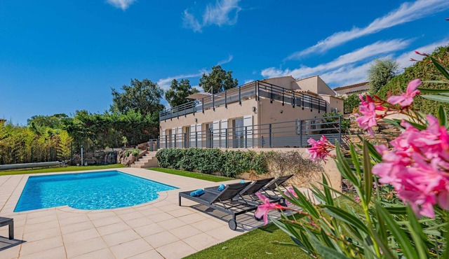 Grimaud – In the Heart of the Golf Club – 5 Bedrooms – Swimming Pool