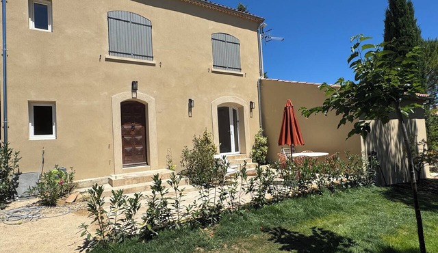 Ground floor of a villa in a quiet area with a terrace and private parking, 800 meters from the village center