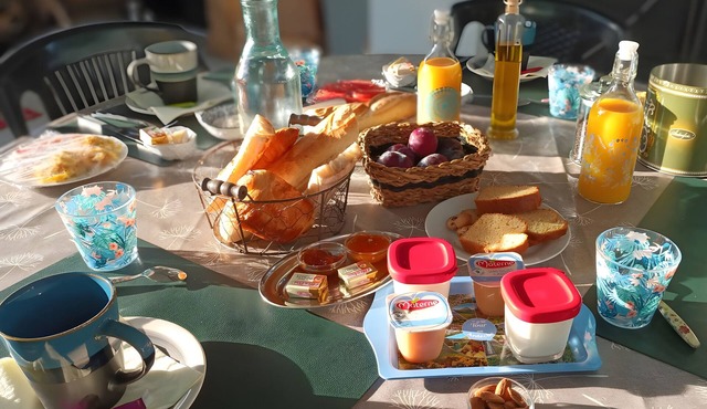Guest Room 'A L'ombre Des Amandiers - Room 3' with Shared Pool, Communal Garden and Wi-Fi