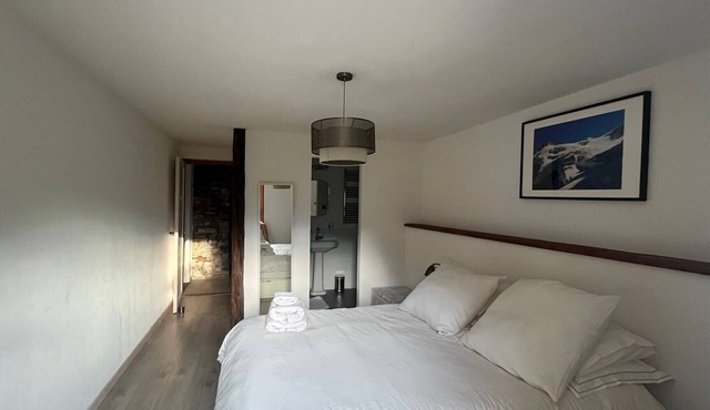Guest Rooms in Pelvoux with Mountain View, Shared Pool, and Wi-Fi