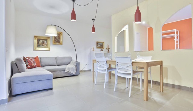 GuestHost - Apartment with balcony that accommodates up to 6 people, with 3 bedrooms and 2 bathrooms, located in a recent building a stone's throw from the lively market of Poggioreale. The proximity to the motorway makes travel easy, while the connectio