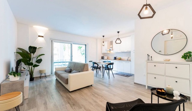 GuestHost - Seaside Exclusive Retreat with Balconies & Parking