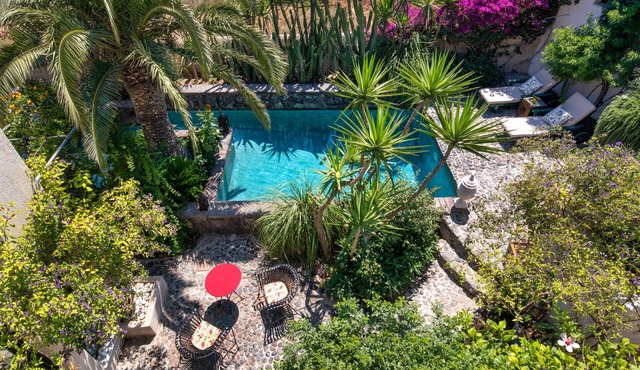 Hiraeth: Serene house for 2 with pool and garden in Santorini