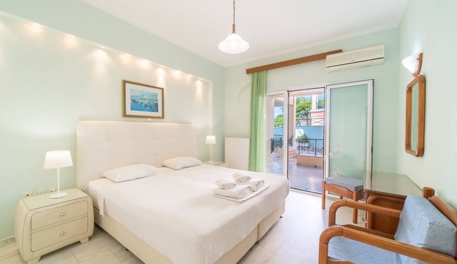 Holiday Apartment Saint Nicholas Beach with Sea View, Shared Pool & Wi-Fi