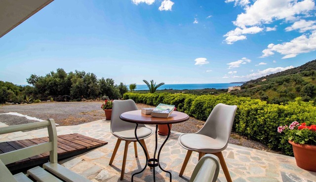 Holiday apartment with sea view in an idyllic location near Valtaki