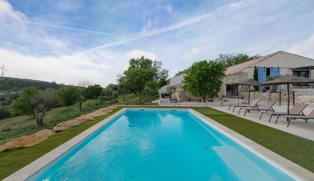 Holiday Home 'Maison Contemporaine Provençale' with Shared Pool, Wi-Fi and Air Conditioning