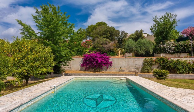 Holiday Home 'Modern with Wi-fi' with Mountain View, Wi-Fi and Air Conditioning