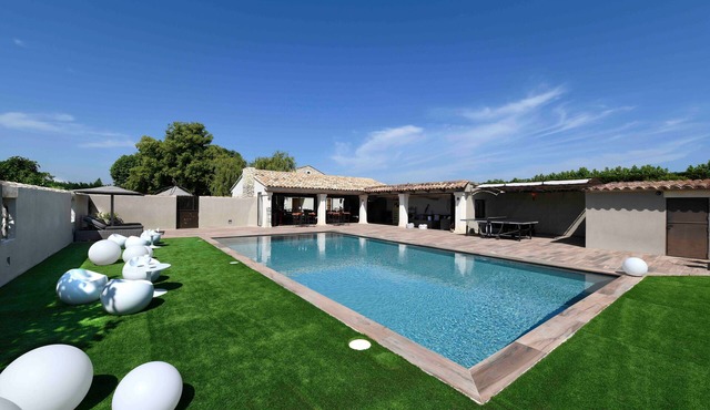 Holiday Home "Bastide Neuve en Provence" with Private Pool, Terrace & Wi-Fi