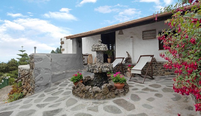 Holiday Home 'Rosalía' with Sea View, Terrace and Wi-Fi