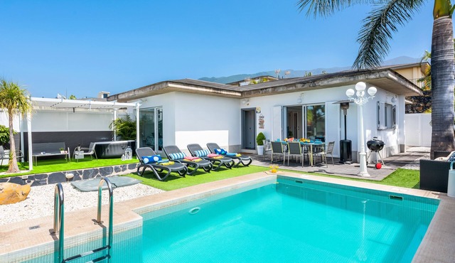 Holiday Home PRIVATE SWIMMING POOL, AirCon,WIFI,BBQ,