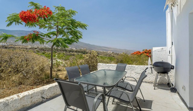 Holiday Home “La Casita” with Sea & Mountain Views, Wi-Fi, and Air Conditioning