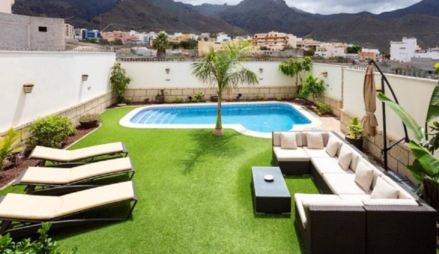 Homerez - Large villa with swimming pool and garden