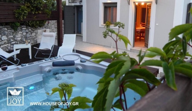 House of Joy - with outdoor jacuzzi and astonishing views
