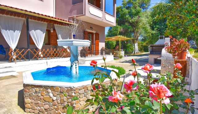 House with a small swiming pooln
