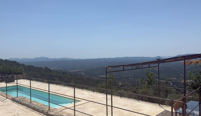 House with a sea view—perfect for a family vacation—in the town of Seillans