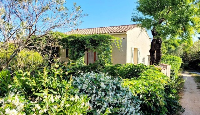 House with pool, air conditioning, close to the beach
