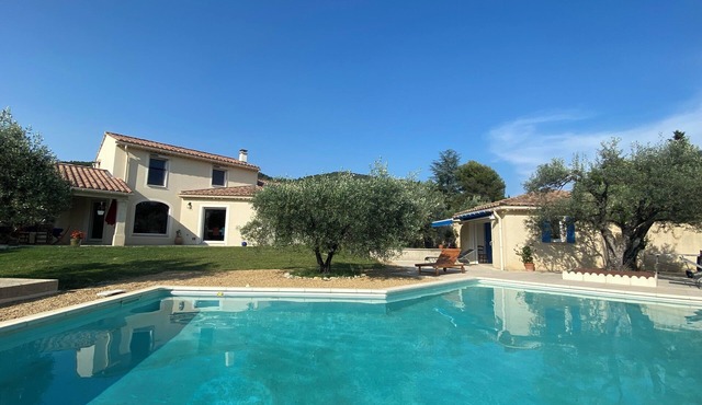 House with large private pool in Provence