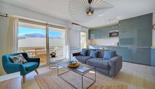 Immogroom- Renovated- Large terrace- A C- Shops