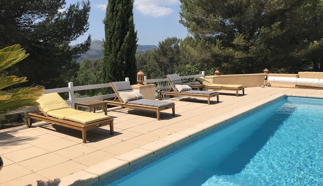 In a quiet, hilly setting, bright residence under the pine trees!