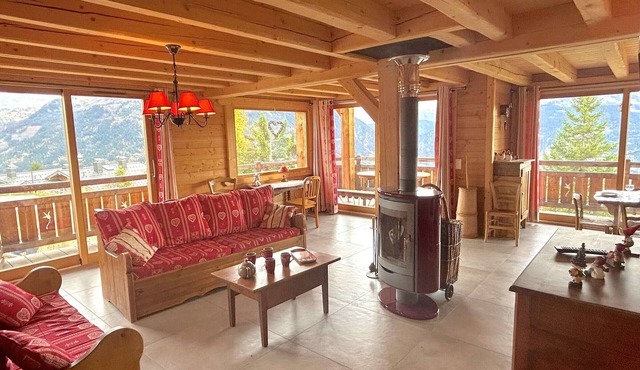 Individual Chalet Les Saisies, sleeps 12