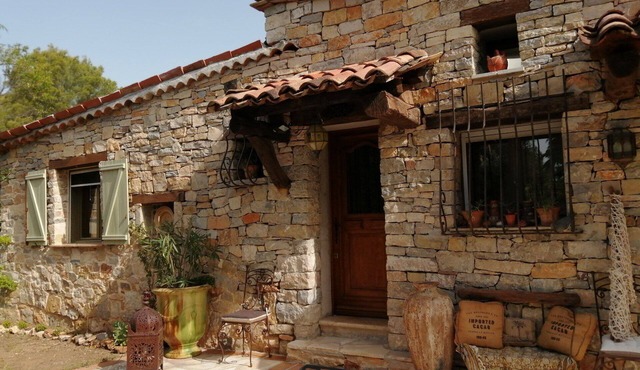 Joli mas Provençal Avec Piscine Privée sur un Grand Terrain Clos Pour 6 à8 Pers