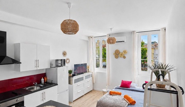 L'Estival - brand-new, downtown, air conditioning, Wi-Fi, 6-minute walk from the train station