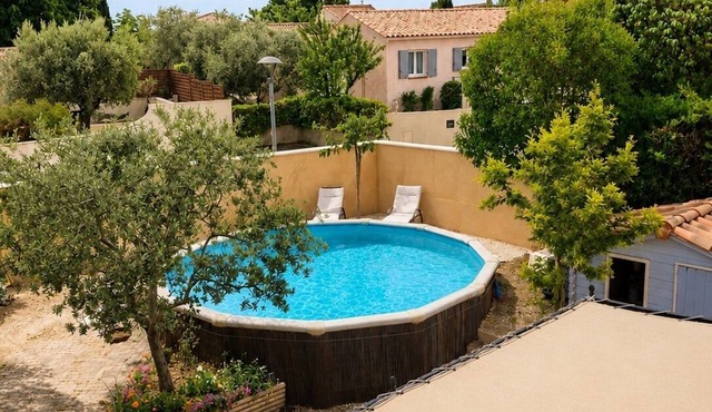 L'Oliveraie Quiet villa with pool at the gateway to the Luberon.