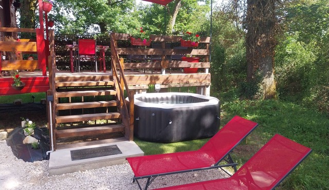 La Libellule, a travel trailer with a private spa in the countryside