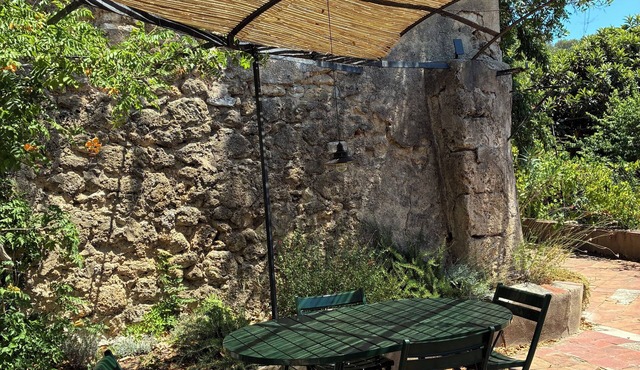 La petite maison du Couvent des Ecrevisses, sleeps 4 in the heart of Barjols