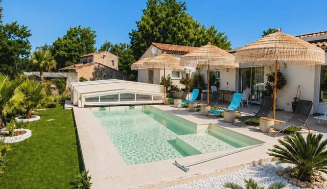 Large 4-bedroom villa, covered swimming pool, pétanque, volleyball.