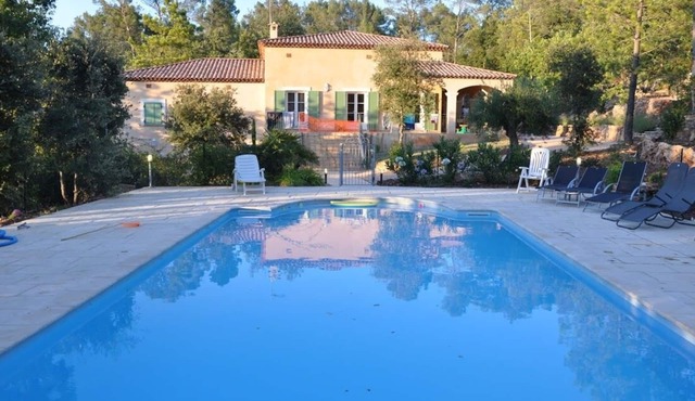 Large Provencal farmhouse of 250 m2 with swimming pool and mature garden