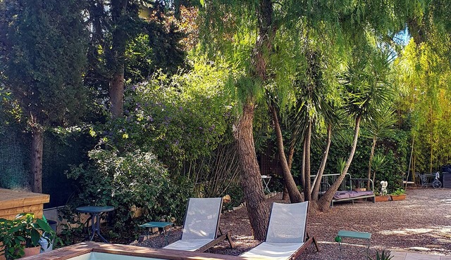 Le Goëland, bed and breakfast near the beach, with a garden, breakfast, kitchenette, and pool