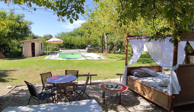 Le Mas des Cigales with swimming pool in a quiet location 200m from the village and market