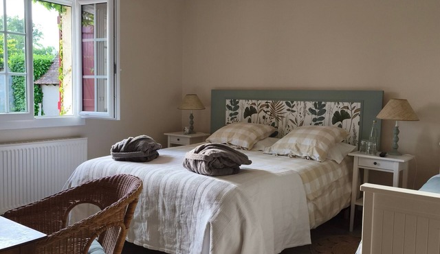 Les Chambres D’Anel - La Besbre: Guest Rooms with Pool, Terrace and Wi-Fi