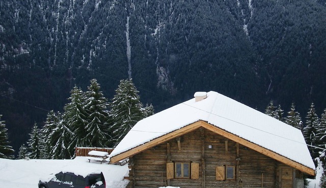 Les Saisies. Authentic alpine chalet sleeps 12, 500 m from lifts