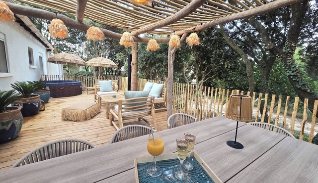 Les Yeux Bleus: Bohemian Cottage, Petanque, and Spa, 25 Minutes from the Sea