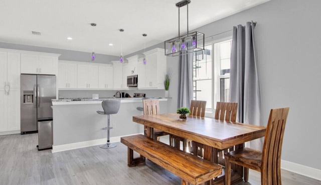 Lively SoHo Luxury Townhome in Hyde Park!